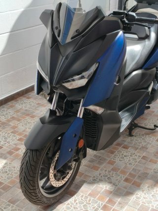 Yamaha Maxi Scooter Azul y Negro