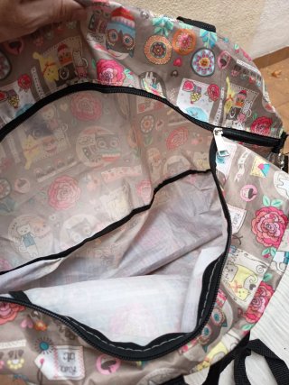 Bolsa con asas y correa, tejido plastificado.