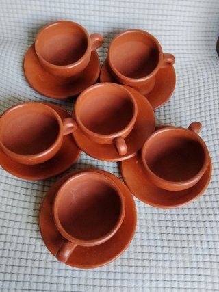 Set di tazze e piatti in terracotta