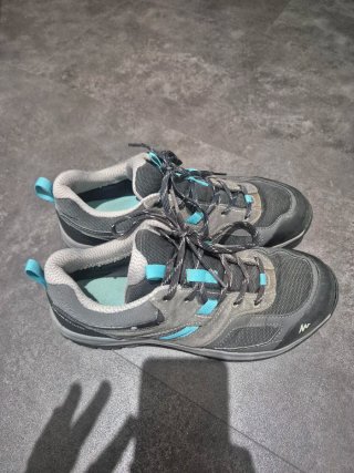 Zapatillas de montaña grises y turquesa