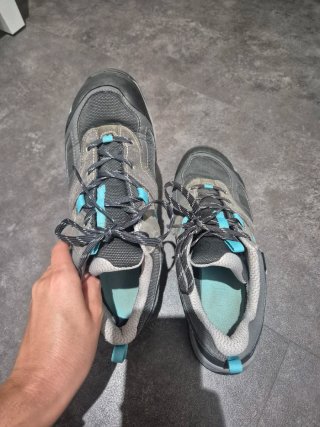 Zapatillas de montaña grises y turquesa