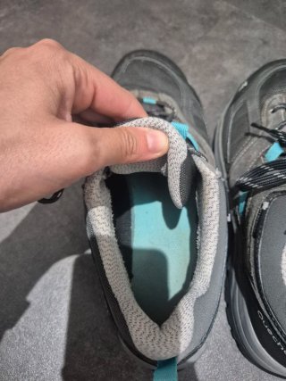 Zapatillas de montaña grises y turquesa