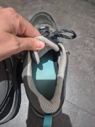 Zapatillas de montaña grises y turquesa