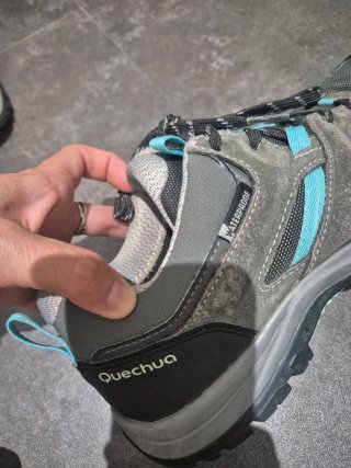 Zapatillas de montaña grises y turquesa