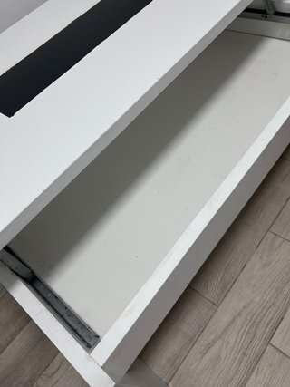 Mesa de centro blanca con cristal negro