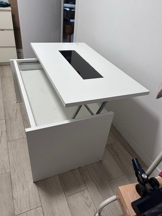 Mesa de centro blanca con cristal negro
