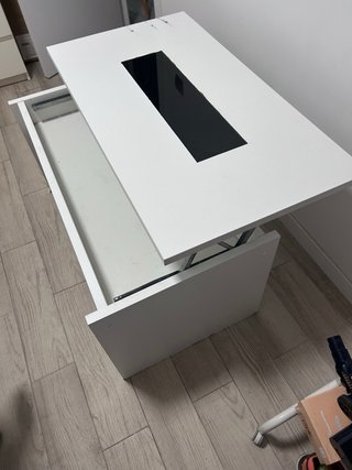 Mesa de centro blanca con cristal negro