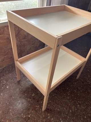 Cambiador de bebé con estructura de madera