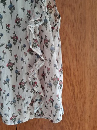 Blusa Stradivarius con volante y estampado floral