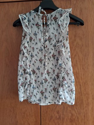 Blusa Stradivarius con volante y estampado floral