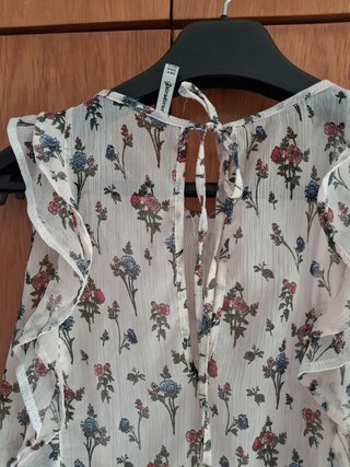 Blusa Stradivarius con volante y estampado floral