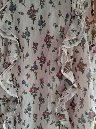 Blusa Stradivarius con volante y estampado floral