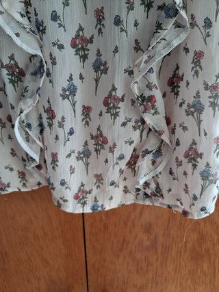 Blusa Stradivarius con volante y estampado floral