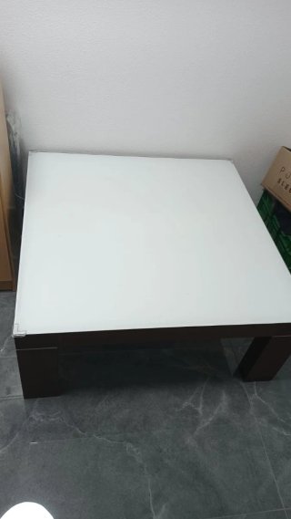 Mesa de comedor y 4 sillas madera y cristal.