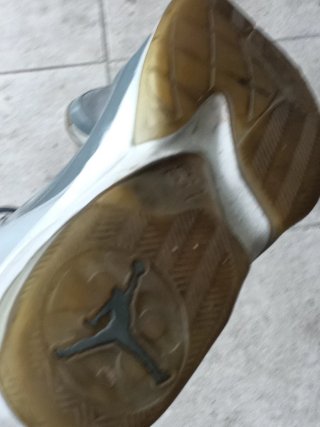 Zapatillas Jordan Grises y Blancas