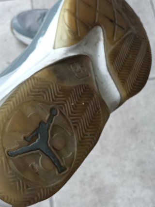 Zapatillas Jordan Grises y Blancas