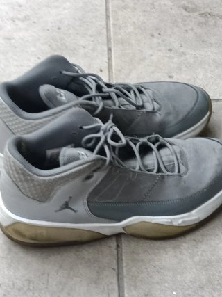 Zapatillas Jordan Grises y Blancas