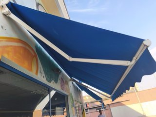 Toldo azul de exterior