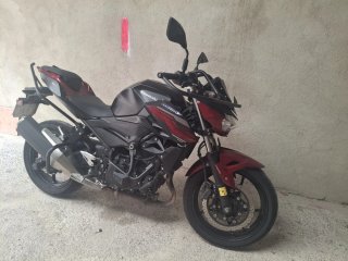 Kawasaki Z400 Negra/Roja Naked