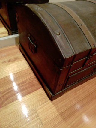 Baúl de madera y metal