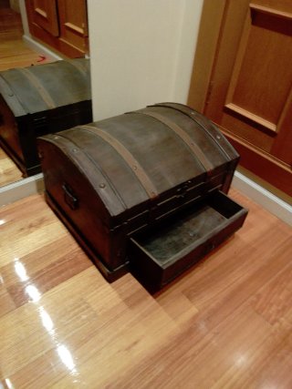 Baúl de madera y metal