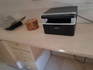 Escritorio beige con cajones y puerta