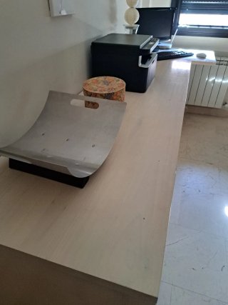 Escritorio beige con cajones y puerta