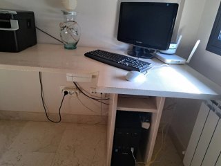 Escritorio beige con cajones y puerta