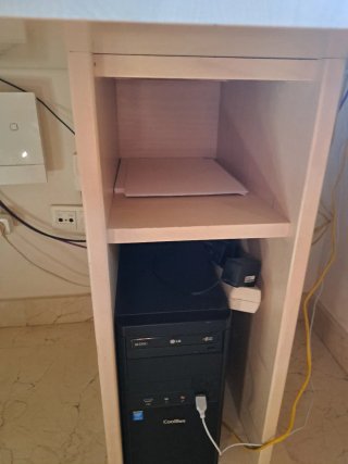 Escritorio beige con cajones y puerta