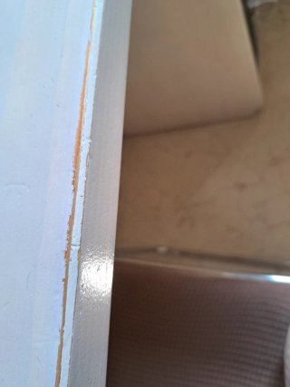 Escritorio beige con cajones y puerta
