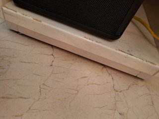 Escritorio beige con cajones y puerta