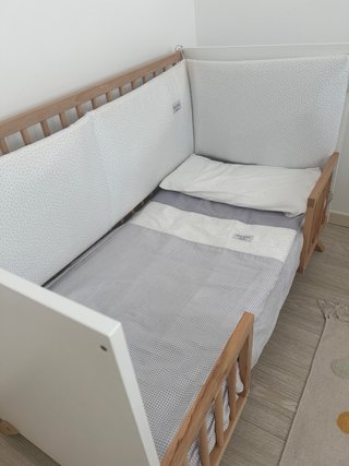 Cuna de bebé de madera y blanco