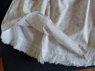 Falda estampada blanca con gomas