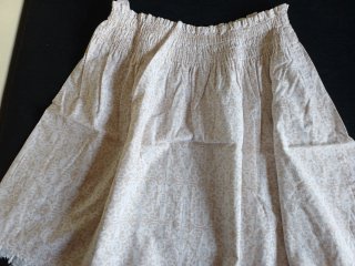 Falda estampada blanca con gomas