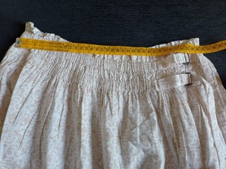 Falda estampada blanca con gomas