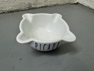 Mortero de cerámica blanco y azul