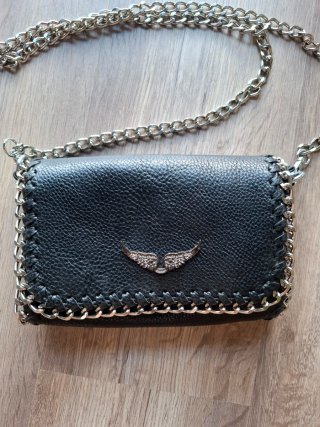 Bolso negro con cadena y logo de alas