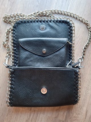 Bolso negro con cadena y logo de alas