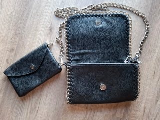 Bolso negro con cadena y logo de alas