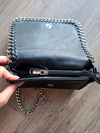 Bolso negro con cadena y logo de alas
