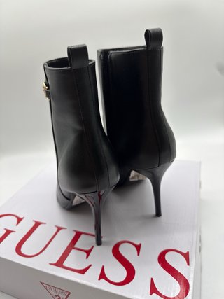 Botines Guess Paislie Tacón Aguja Negro