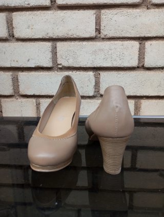 Zapatos de tacón beige talla 36