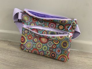 Riñonera plana multicolor con cremalleras