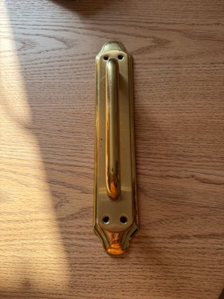 Tirador metálico dorado