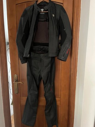 Mono Moto desmontable mujer Reviti y chaqueta Bela
