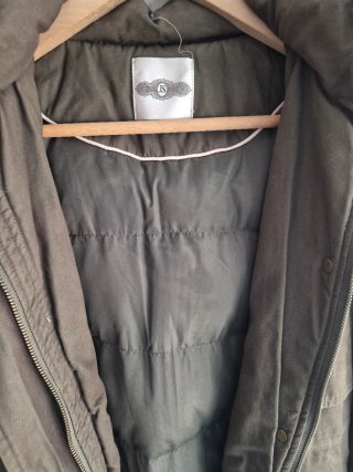 Abrigo verde militar con capucha