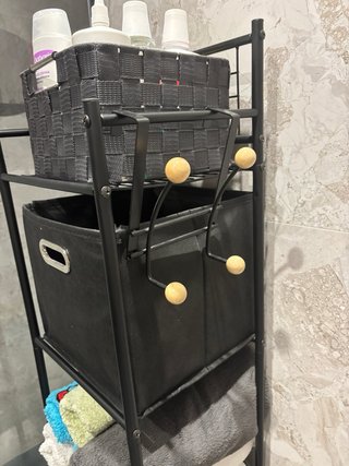Estantería de baño negra con cestas