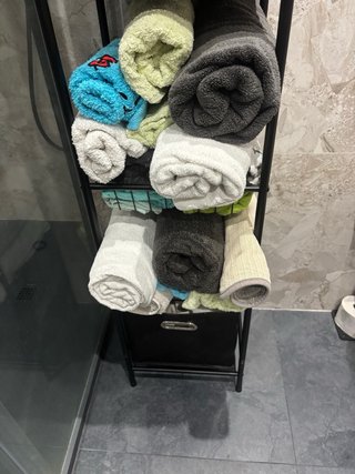 Estantería de baño negra con cestas