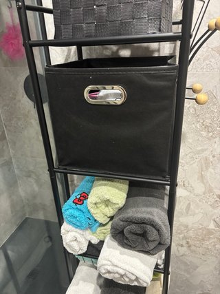 Estantería de baño negra con cestas
