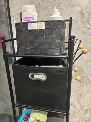 Estantería de baño negra con cestas